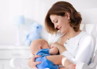 What A Breastfeeding Specialist Wants You To Know About Cluster Feeding