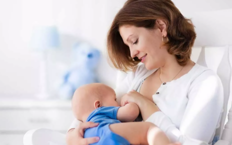What A Breastfeeding Specialist Wants You To Know About Cluster Feeding