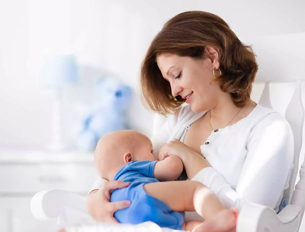 What A Breastfeeding Specialist Wants You To Know About Cluster Feeding